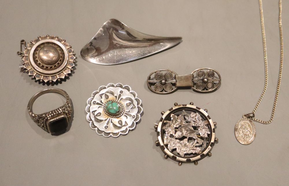 Seven assorted items of sterling or white metal jewellery including Scandinavian brooch, 64mm.